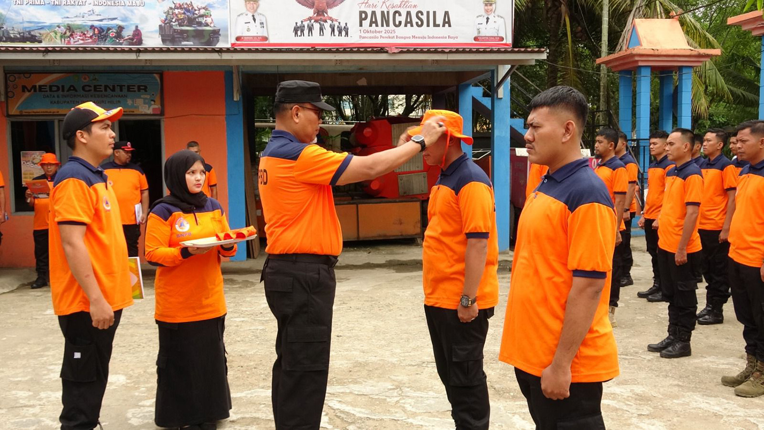 Sekda Inhil Tantawi Jauhari membuka pelatihan kesiapsiagaan dan pengembangan kapasitas TRC BPBD Inhil di halaman Kantor BPBD Inhil, Jalan Swarna Bumi, Tembilahan, Sabtu (25/10/2025).