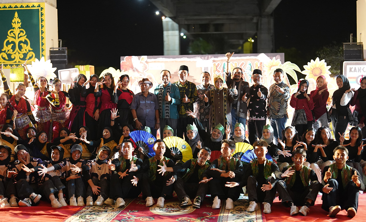 Para peserta Kancah Budaya dan panitia foto bersama Bupati Siak Afni Z di Taman Siak Lawo, Kelurahan Kampung Rempak, Jumat (24/10/2025).