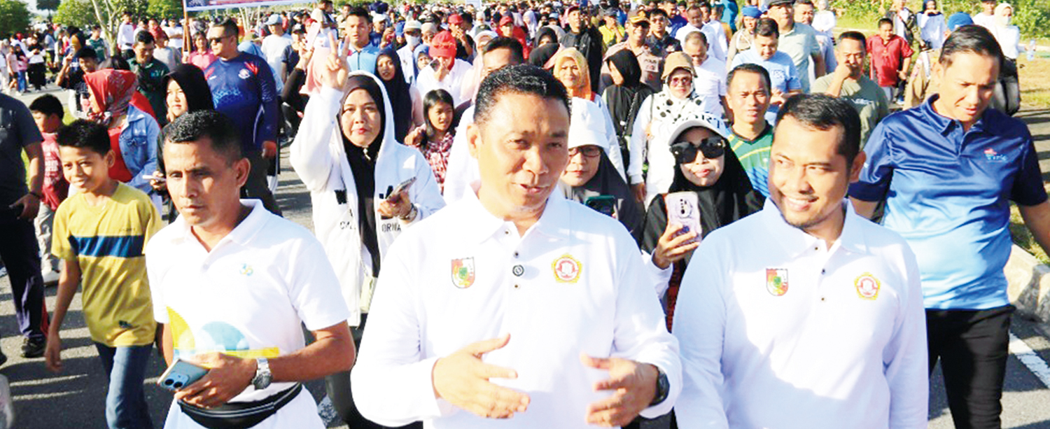 JALAN SEHAT: Wakil Wali Kota Pekanbaru Markarius Anwar beserta masyarakat mengikuti jalan sehat Sumpah Pemuda dengan mengelilingi Kompleks Perkantoran Wali Kota di Tenayan Raya, Ahad (26/10/2025).