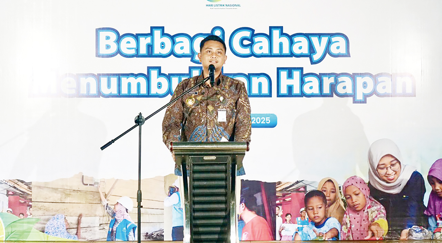BERIKAN SAMBUTAN: Bupati Klaten Hamenang Wajar Ismoyo menyampaikan sambutan saat pe&shy;nya&shy;laan listrik program  &ldquo;Berbagi Cahaya, Me&shy;numbuhkan Harapan&rdquo; di Desa Bogor, Kecamatan Cawas, Kabupaten Klaten, Jawa Tengah, Jumat (24/10/2025).
