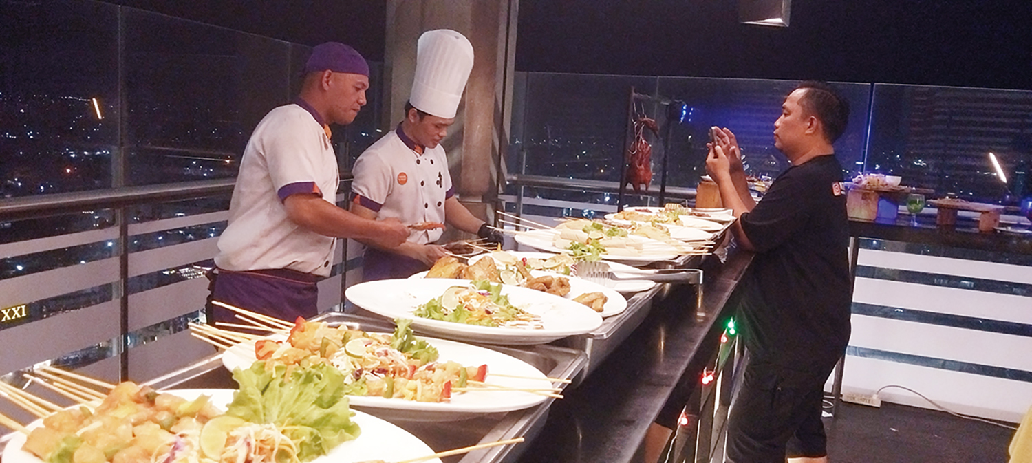 BARBEQUE: Suasana malam akhir pekan di Kota Pekanbaru semakin semarak dengan digelarnya acara barbeque bertema &ldquo;Skylight Flamb&eacute;&rdquo; di Fox Hotel Pekanbaru, beberapa waktu lalu.