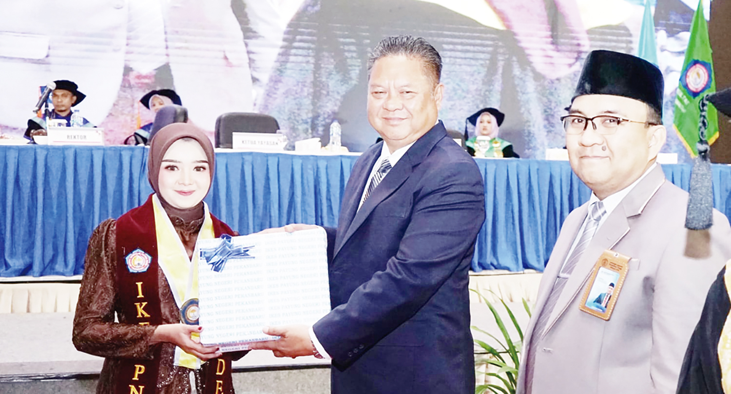 Ketua Yayasan Pendidikan Payung Negeri Pekanbaru Ir Ahmad Kurnia (tengah), Kepala LLDIKTI Wilayah XVII (Riau dan Kepulauan Riau) Dr H Nopriadi SKM MKes (kanan) memberi kenang-kenangan kepada wisudawan/wati.
