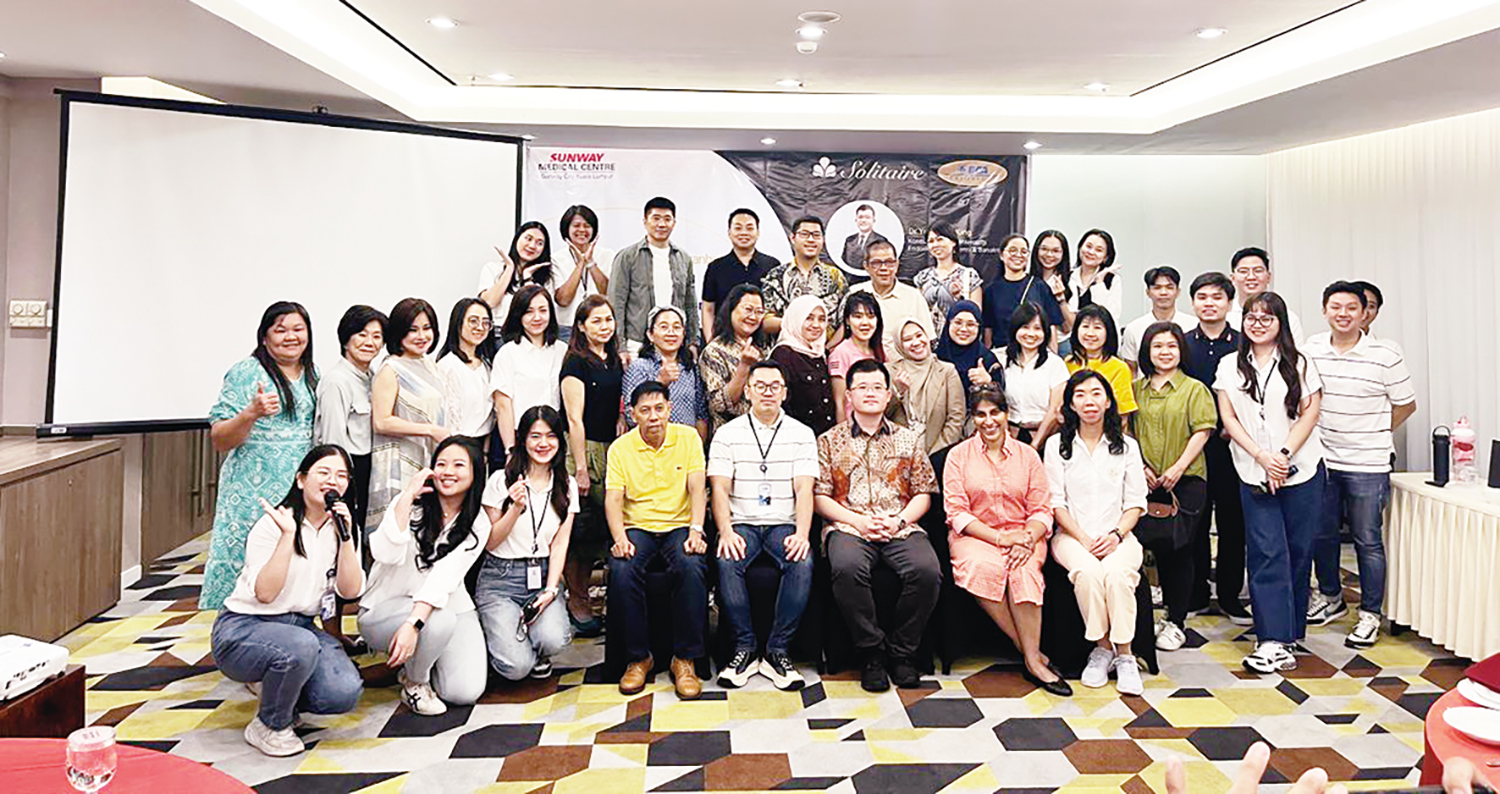 foto bersama:  Pakar Gastroenterologi Endoskopis Intervensi dan Bariatrik Dr Young Karl King (tiga kiri) dan Pakar Respiratori Anak Dr Noor Zehan Binti Abdul Rahim (dua kiri) foto bersama peserta bincang sehat di Hotel Premiere, Sabtu (25/10/2025).