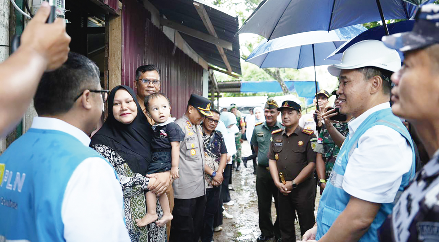 berbincang: Direktur Perencanaan Korporat dan Pengembangan Bisnis PLN Hartanto Wibowo (kiri) tengah berbincang dengan salah satu penerima manfaat, Fitriani (dua kiri).