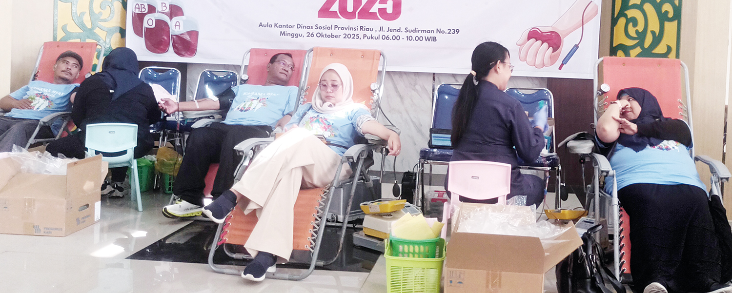 Kegiatan donor darah Kagama Riau di Dinas Sosial bersamaan dengan kegiatan car free day di Jalan Jenderal Sudirman, Kota Pekanbaru, Ahad