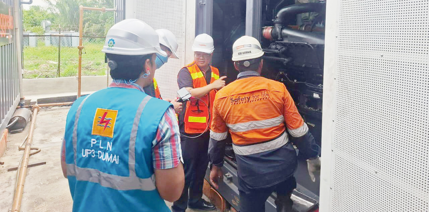 RECOVERY: Jajaran PLN dan mitra pembangkit memantau dan melakukan proses recovery mesin yang rusak di Selatpanjang, Kepulauan Meranti, Ahad (26/10/2025).