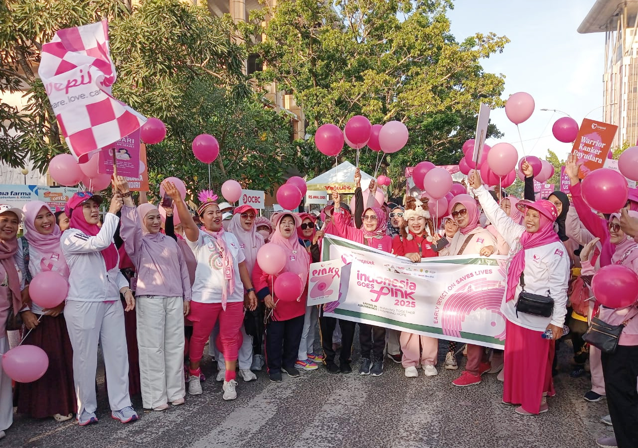 Ketua TP PKK Riau Henny Sasmita Wahid (depan) memegang bendera start saat membuka kegiatan funwalk komunitas Lovepink Pekanbaru di area CFD, Ahad (26/10/2025)