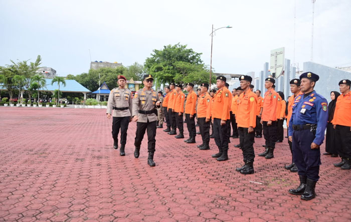 Kapolres Bengkalis AKBP Budi Setiawan memeriksa pasukan dalam Apel Kesiapsiagaan Penanganan Bencana Banjir, Senin (27/10/2025).