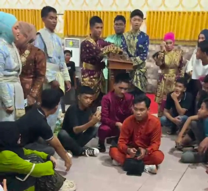 Pelaku yang diduga melakukan penipuan berinisial Suk alias Ihsan (22), warga Kota Tangerang, Provinsi Banten (baju merah memegang tangan) ditetapkan jadi tersangka.