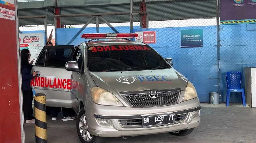 Ambulans pembawa jenazah Nurdia Rahmah Rery saat pemindahan jenazah di Terminal Kargo Bandara SSK II Pekanbaru, Senin (27/10/2025).