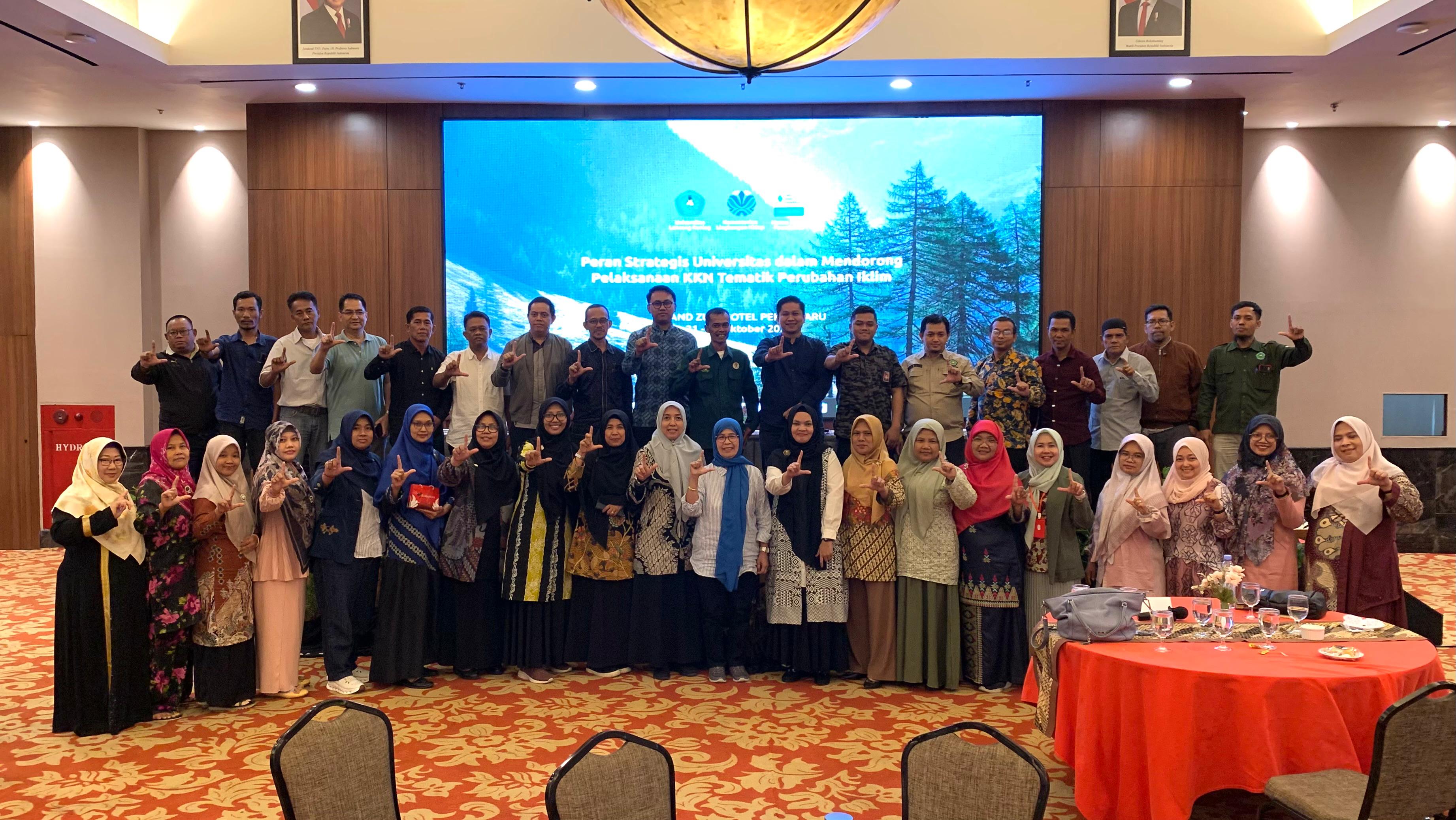 Para pimpinan FIA Unilak dan peserta foto bersama usai kegiatan bersama Kementerian Lingkungan Hidup (KLH) dan Hanns Seidel Foundation (HSF)
