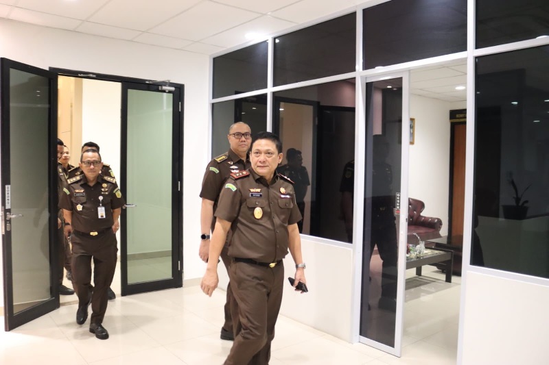 Kajati Riau Sutikno (paling depan) saat melakukan peninjauan salah satu bidang di Kejati Riau pada Senin (27/10/2025).