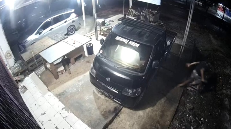 Aksi pencurian knalpot mobil di Yayasan Rumah Relawan Dhuafa Jalan Sultan Syarif Hasyim Kecamatan Pangkalan Kerinci terekam CCTV, Ahad (26/10/2025) malam.