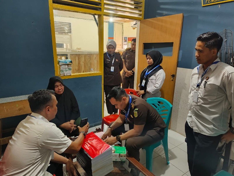 Jaksa Penuntut Umum Kejari Inhu, Dolly Arman Hutapea SH saat menerima berkas dan tersangka Mak Gadi atas dugaan perkara TPPU, Senin (27/10/22/5).