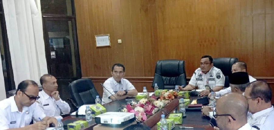 Sekda Rohul Muhammad Zaki SSTP MSi memimpin rapat penguatan KDMP dengan embaga ekonomi desa bersama kepala OPD terkait di ruang rapat kantor Bupati Rohul, baru baru ini.