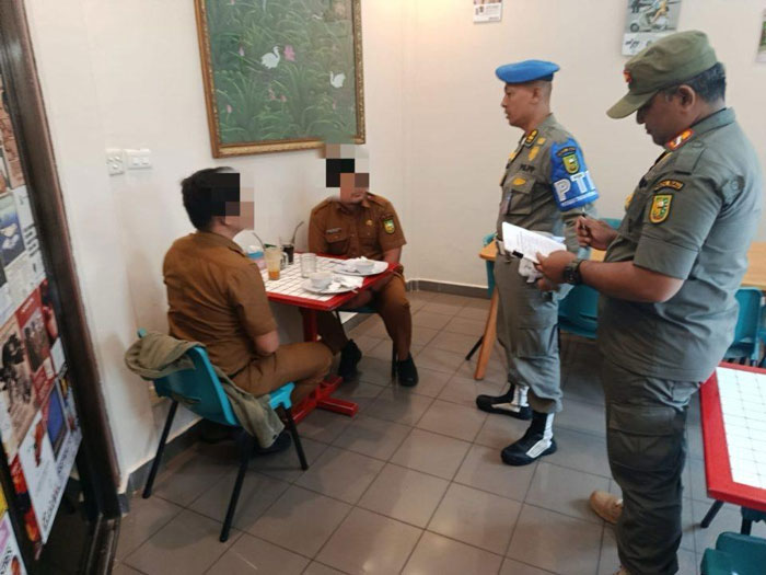 Personel Satpol PP Riau saat melakukan razia di kedai kopi, Senin (27/10/2025).