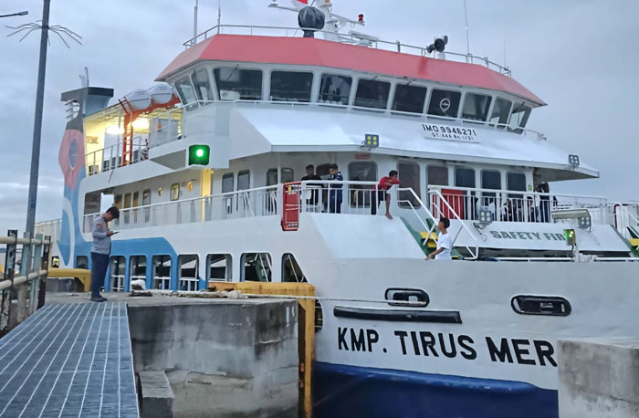 KMP Tirus di Pelabuhan Roro Desa Insit Kecamatan Tebingtinggi Barat Kepulauan Meranti, Jumat (24/2025).