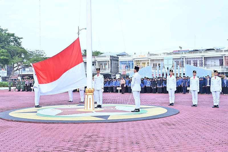 Pasukan pengibar bendera merah putih bersiap menaikkan bendara saat peringatan Hari Sumpah Pemuda di Halaman Kantor Bupati Bengkalis, Selasa (28/10/2025).