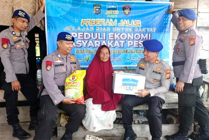 Sat Polairud Polres Pelalawan menyerahkan sembako kepada masyarakat pesisir Desa Kemang, Kecamatan Pangkalan Kuras, Kabupaten Pelalawan, Selasa (28/10/2025).