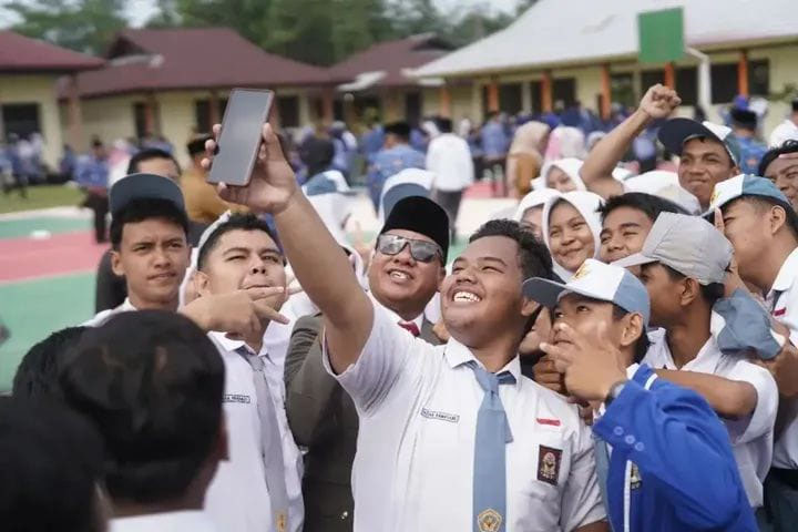 Siswa SMAN 1 Kuantan Hilir berswa foto dengan Bupati Kuansing H Suhardiman Amby usai menjadi inspektur upacara peringatan Sumpah Pemuda, Selasa (28/10/2025). Foto