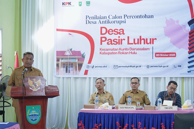 Bupati Rohul Anton memberikan sambutan saat hadiri penilaian Desa Antikorupsi Provinsi Riau, di Desa Pasir Luhur Kecamatan Kunto Darussalam, Selasa (28/10/2025).