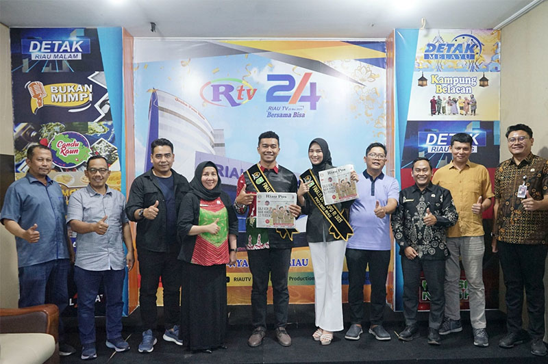 Kepala Kantor DPD RI Ida Hariyani (empat kiri) bersama Dirut Riau Pos Ahmad Dardiri (empat kanan), foto bersama Duta DPD RI Riau Friskhia Hani dan Deri Wanhar Saputra, di Kantor Riau Pos, Selasa