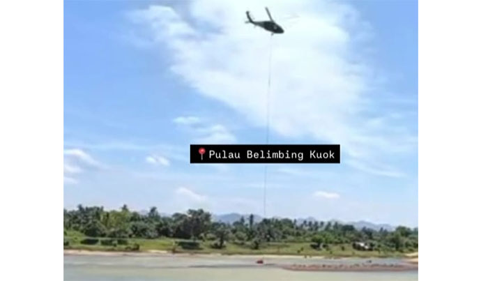 Helikopter water bombing mengisi air di Sungai Kampar untuk memadamkan karhutla yang meluas di Desa Bukit Melintang, Kecamatan Kuok, Kabupaten Kampar, Selasa (28/10/2025).