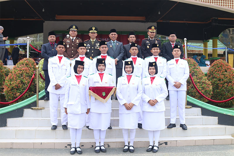 Bupati Inhil, Herman bersama Forkopimda dan Paskibra foto bersama usai melaksanakan peringatan Hari Sumpah Pemuda di Lapangan Gajah Mada, Tembilahan, Selasa (28/10/2025).