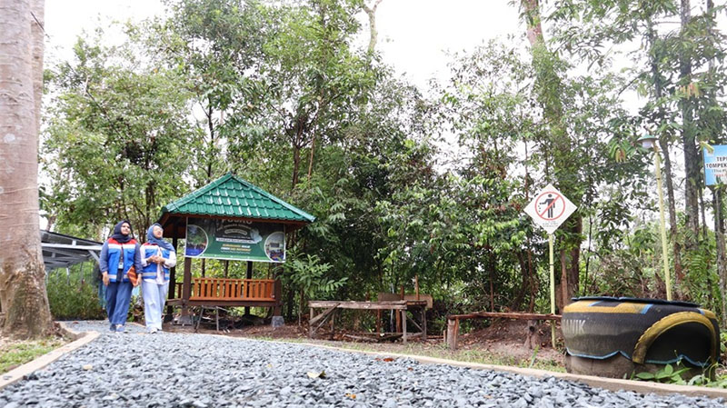 Hutan Adat Imbo Putui, di Desa Petapahan, Kampar memiliki nilai ekologis dan budaya yang tinggi. Kawasan ini terus berbenah menjadi destinasi ekowisata yang ramah lingkungan dan berbasis komunitas.