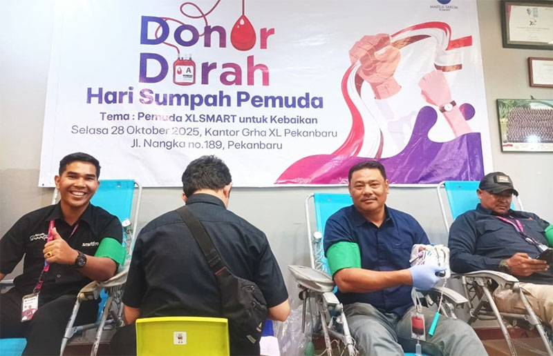 Head of Sales XLSMART Central 2 West, Oloan Monang Sinambela dan Area Sales Manager SMARTFREN XLSMART area Riau, Pulo Hottua Sinurat saat donor darah di Kantor XLSMART Pekanbaru