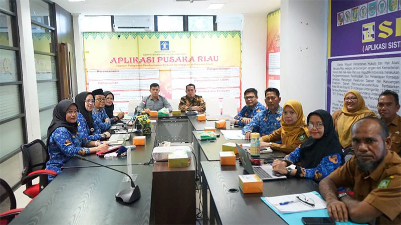 Rapat Harmonisasi Ranperda dan Ranperbup Kabupaten Bengkalis yang dipimpin Kepala Kanwil Kemenkum Riau Rudy Hendra Pakpahan, Selasa (28/10/2025).