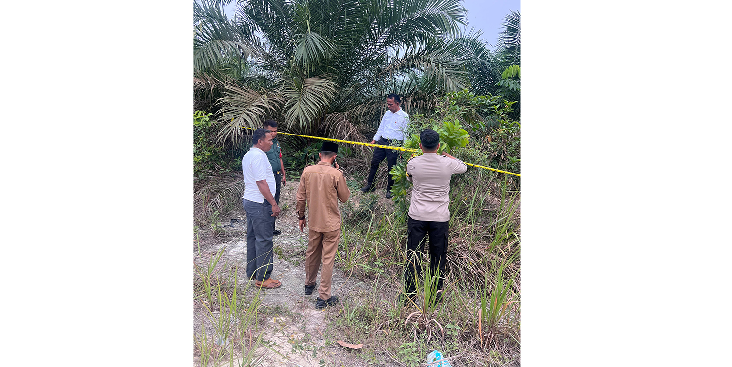 Jajaran Polsek Tambang bersama warga memasang garis polisi saat meninjau tempat penemuan mayat laki-laki di Jalan Perwira, Dusun I, Desa Sungai Pinang, Kecamatan Tambang, Kabupaten Kampar, Senin (27/10/2025) pagi.