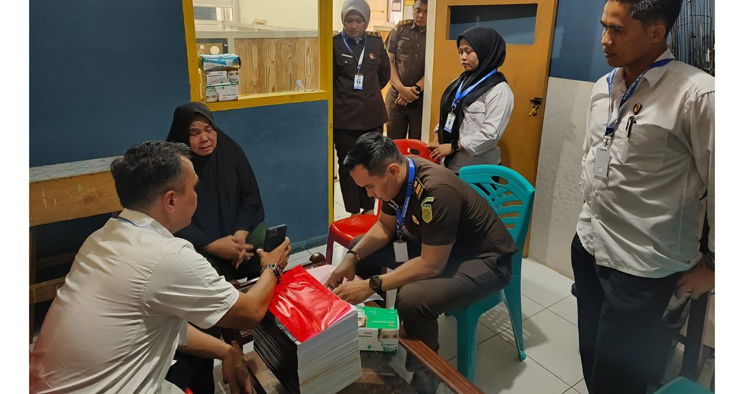 PELIMPAHAN: Penyidik Polres Inhu melimpahkan berkas dan tersangka Mak Gadi atas dugaan perkara TPPU yang diterima Jaksa Penuntut Umum Kejari Inhu Dolly Arman Hutapea SH, Senin (27/10/2025).
