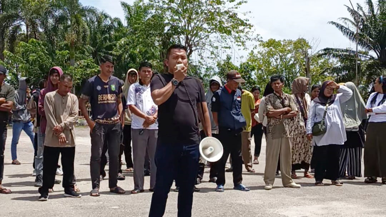 Masyarakat Suku Sakai dari Bathin Sobanga menggelar aksi di halaman Polsek Mandau untuk mendukung langkah hukum Polsek Mandau, Senin (27/10/2025).