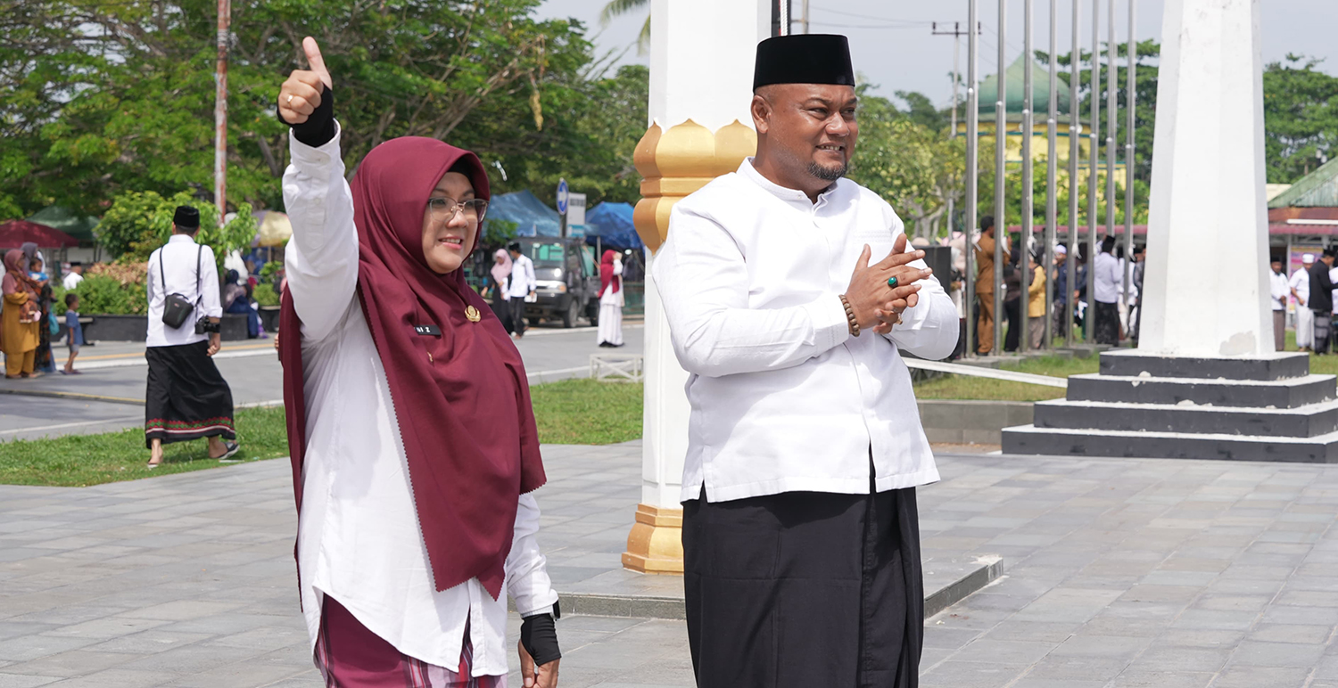 HARI SANTRI: Bupati Siak Afni Z dan Wabup Syamsurizal mengikuti kegiatan peringatan Hari Santri Nasional 2025 di Lapangan Tugu depan Istana Asserayah Alhasyimiyah, Senin (27/10/2025).