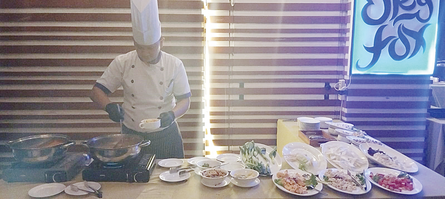 Skylight Flamb&eacute;: Chef Fox Hotel saat menyiapkan hidangan yang akan disajikan kepada tamu. Suasana malam akhir pekan di Kota Pekanbaru semakin semarak dengan digelarnya acara barbeque bertemakan &ldquo;Skylight Flamb&eacute;&rdquo; di Fox Hotel Peka
