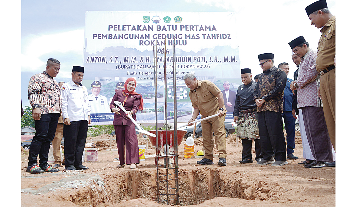 Bupati Rohul Anton ST MM meletakkan batu pertama tanda dimulainya pembangunan Gedung MAS Tahfiz Rohul di kawasan Kompleks Islamic Center Pasirpengaraian, Senin (27/10/2025).