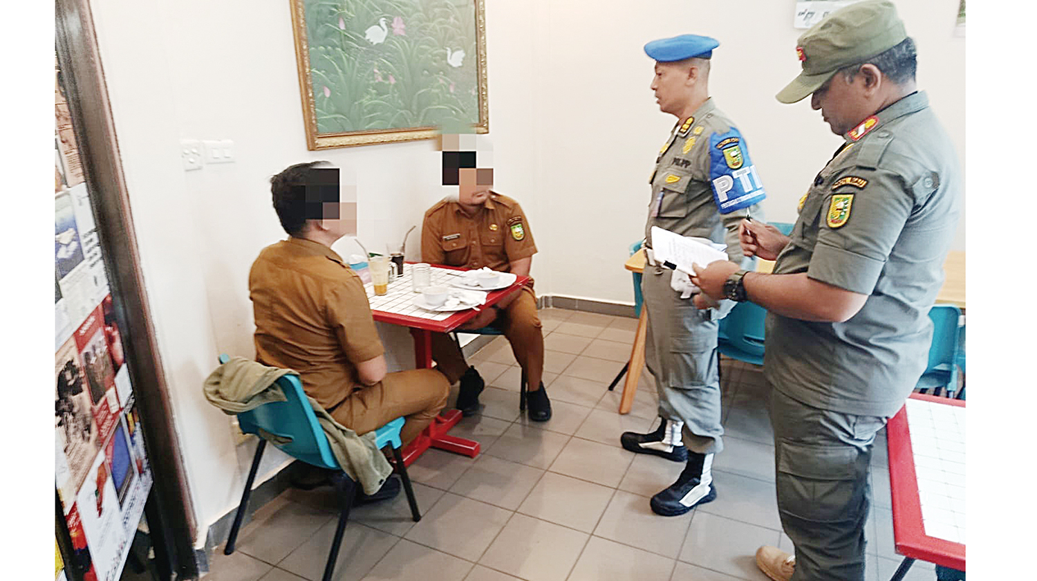 Tim Satpol PP Riau saat melakukan razia ASN di kedai kopi di Pekanbaru, Senin (27/10/2025).