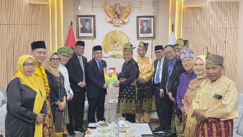 BPP DIR menyerahkan dokumen perwujudan DIR ke DPD RI, Selasa (28/10/2025).