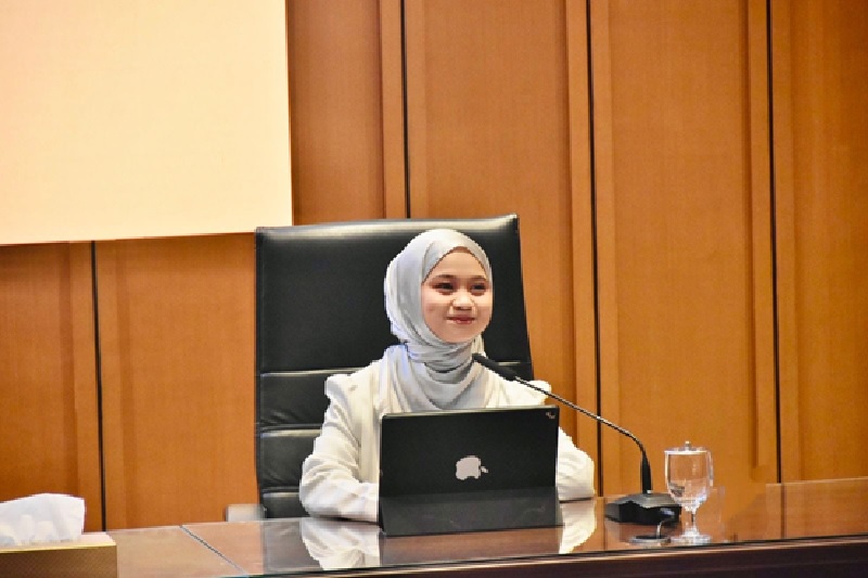 Nonia Putri Rizlen berbicara di depan audiens dalam kegiatan Edukasi Parlemen di Gedung DPR RI.