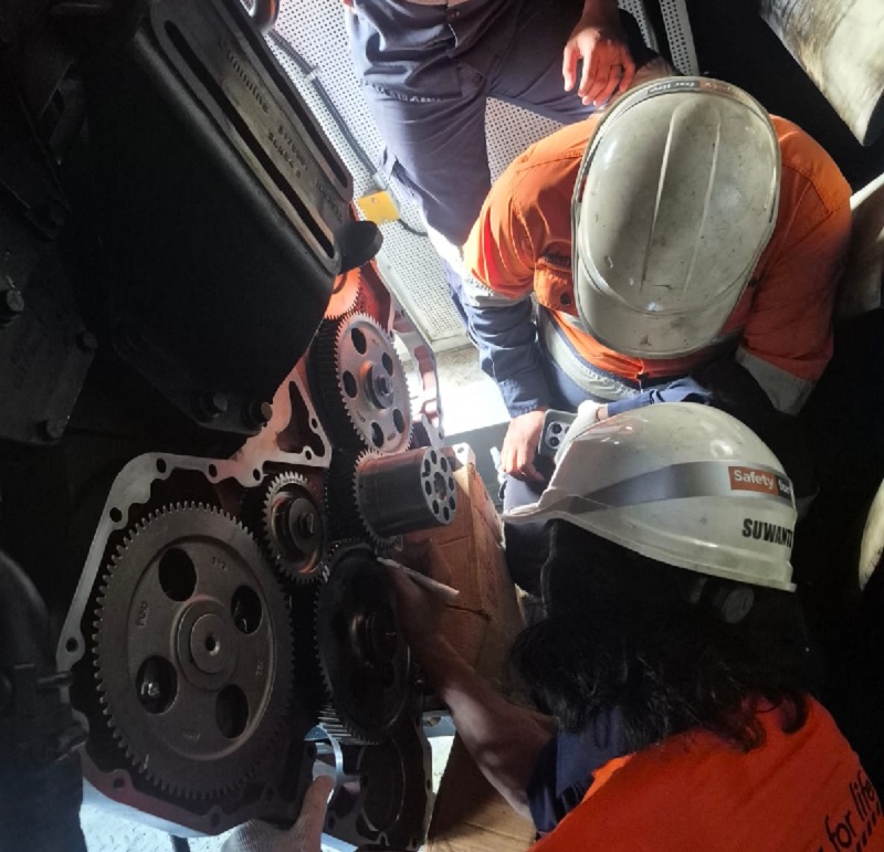 Mekanik PLN dan vendor mitra urusan pembangkit PLN ULP Selatpanjang mengintensifkan perbaikan mesin pembangkit yang mengalami kerusakan, Selasa (28/10/2025).
