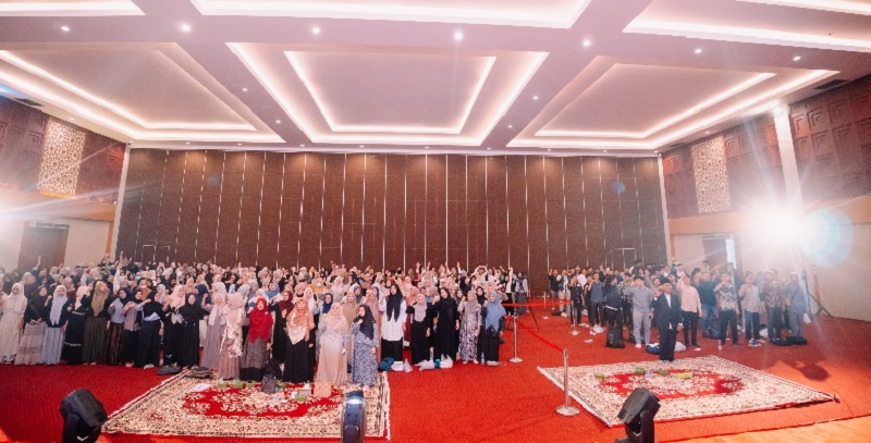 Ketua Pembina Yayasan Abdurrab Dr. dr. Susiana Tabrani MPd foto bersama dengan peserta RAB Student Series 1 yang digelar Lembaga CINTAI RAB Universitas Abdurrab di Susiana Tabrani Convention Hall.