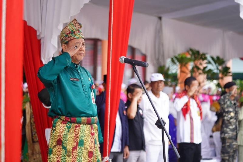 Asisten II Setdaprov Riau Helmi D saat menjadi inspektur upacara peringatan Sumpah Pemuda di SMAN Olahraga Riau, Selasa (28/10/2025).