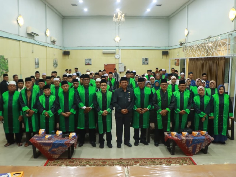 Asisten III Inhil, Fadillah foto bersama dengan dewan dan majelis hakim usai pelantikan di aula salah satu hotel Tembilahan, Selasa (28/10/2025).