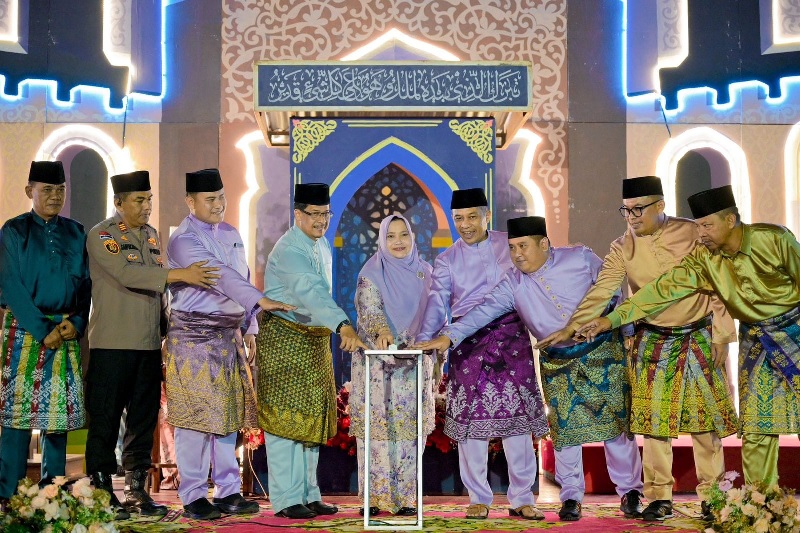 Bupati Bengkalis Kasmarni menekan tombol bersama Forkopimda sebagai tanda dibukanya secara resmi MTQ ke-30 tingkat Kecamatan Bantan, Senin (27/10/2025) malam.