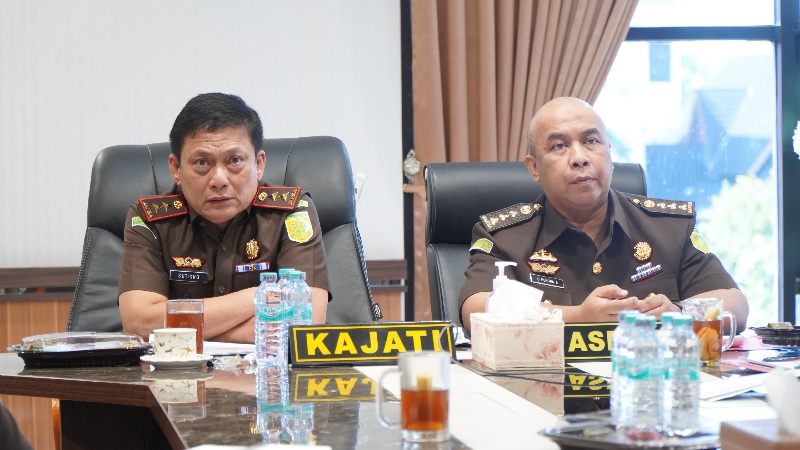 Kajati Riau Sutikno (kiri), didampingi Aspidum Otong Hendra Rahayu mengikuti ekspose permohonan RJ secara virtual bersama Jampidum melalui Sesjampidum Undang Mugopal pada Selasa (28/10/2025).
