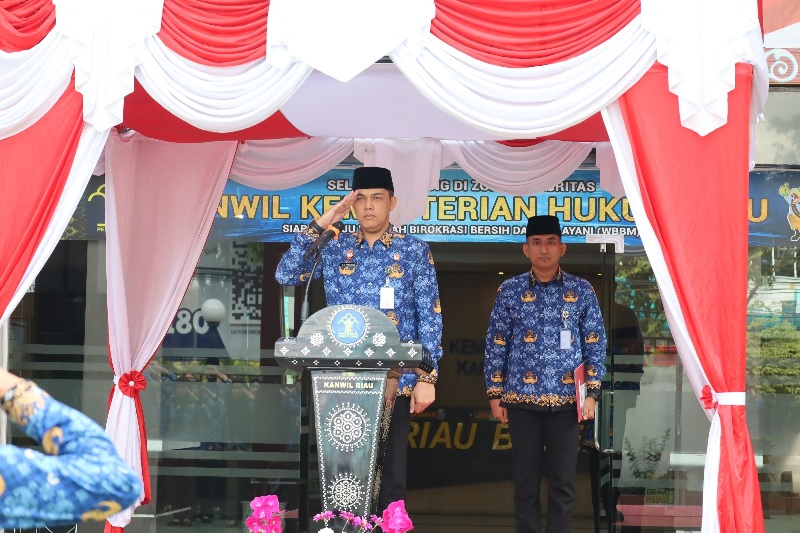 Kepala Kanwil Kemenkum Riau Rudy Hendra Pakpahan bertindak sebagai inspektur upacara peringatann Sumpah Pemuda pada Selasa (28/10/2025).