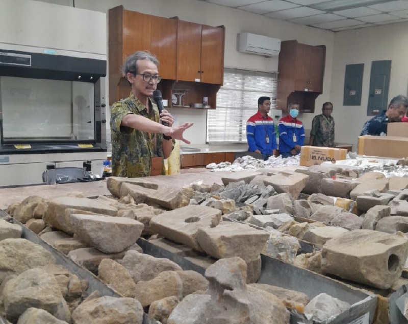Senior Geophysic Interpreter CORE Lab PHR Zona Rokan, Cahyo Raharjo memaparkan beberapa jenis sampel cutting, sidewall core, dan core penuh, di pusat riset geologi, Rumbai.