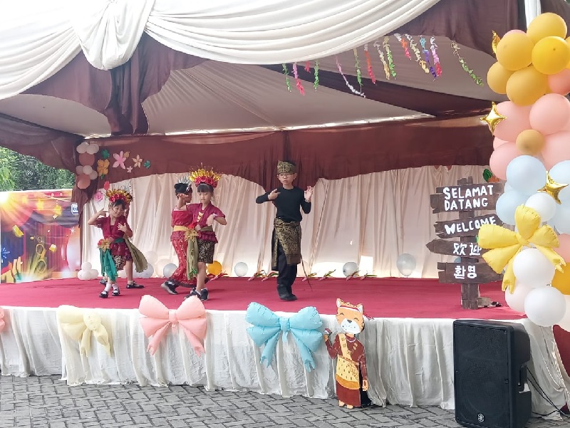 Siswa Witama School Tanjung Datuk terlihat menampilkan tarian khas Nusantara di hari Sumpah Pemuda dan Bulan Bahasa, Selasa (28/10/2025).
