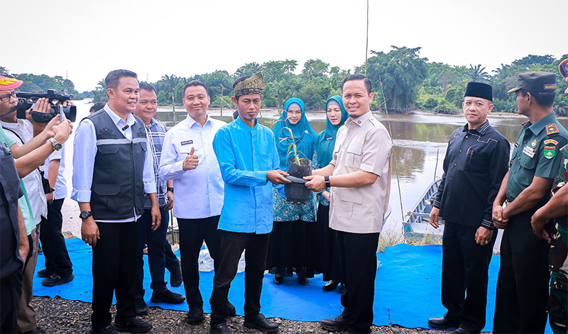 Wali Kota Pekanbaru, Agung Nugroho meresmikan Program AMAN Bertani yang digagas Distankan di Pelabuhan Harap Panjang, Jalan Teluk Leok, Kelurahan Limbungan, Kecamatan Rumbai Timur.